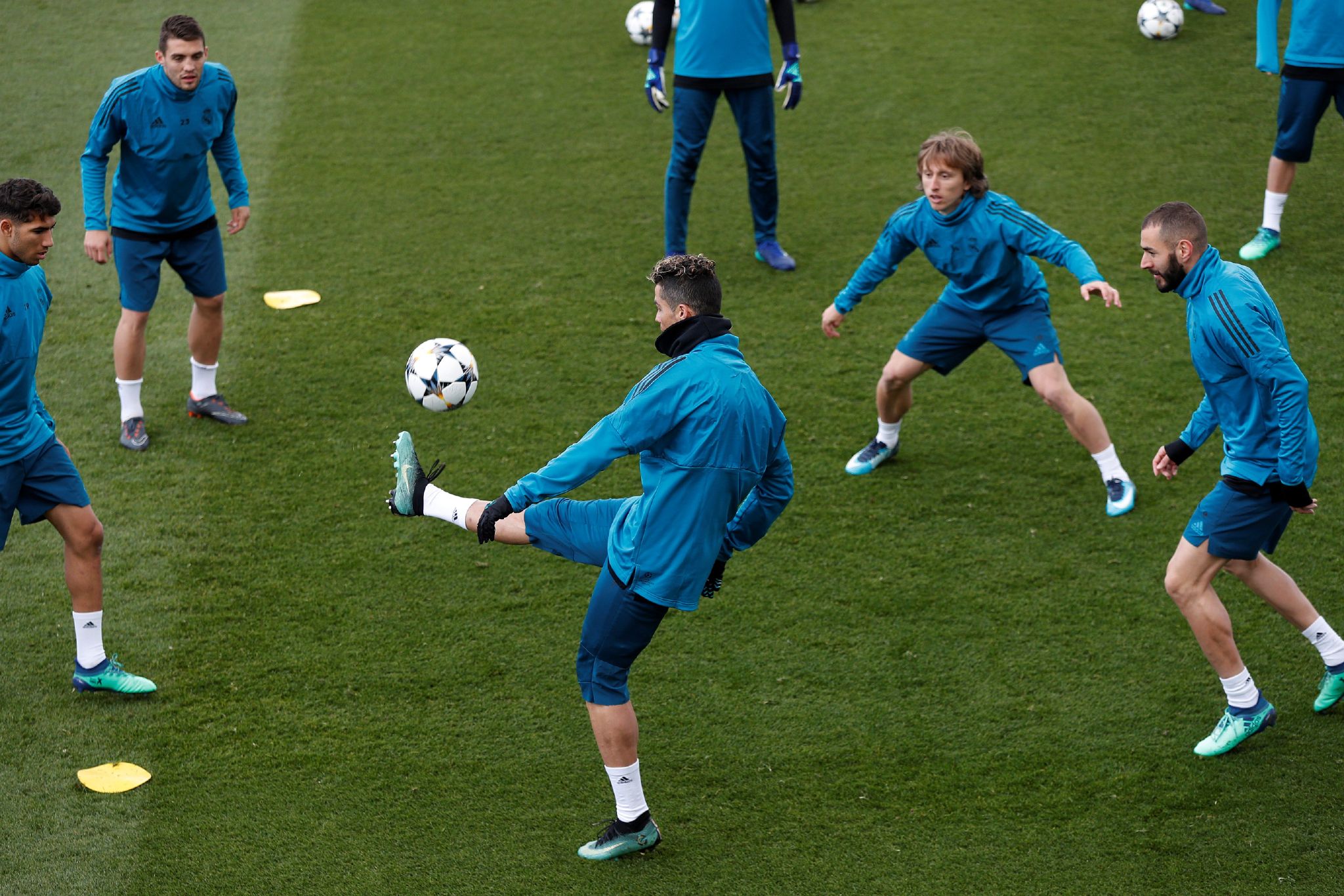 XINGKONG-关键时刻体能课后，巴塞罗那强势反弹备战欧冠，话题不断，控场能力受关注的简单介绍