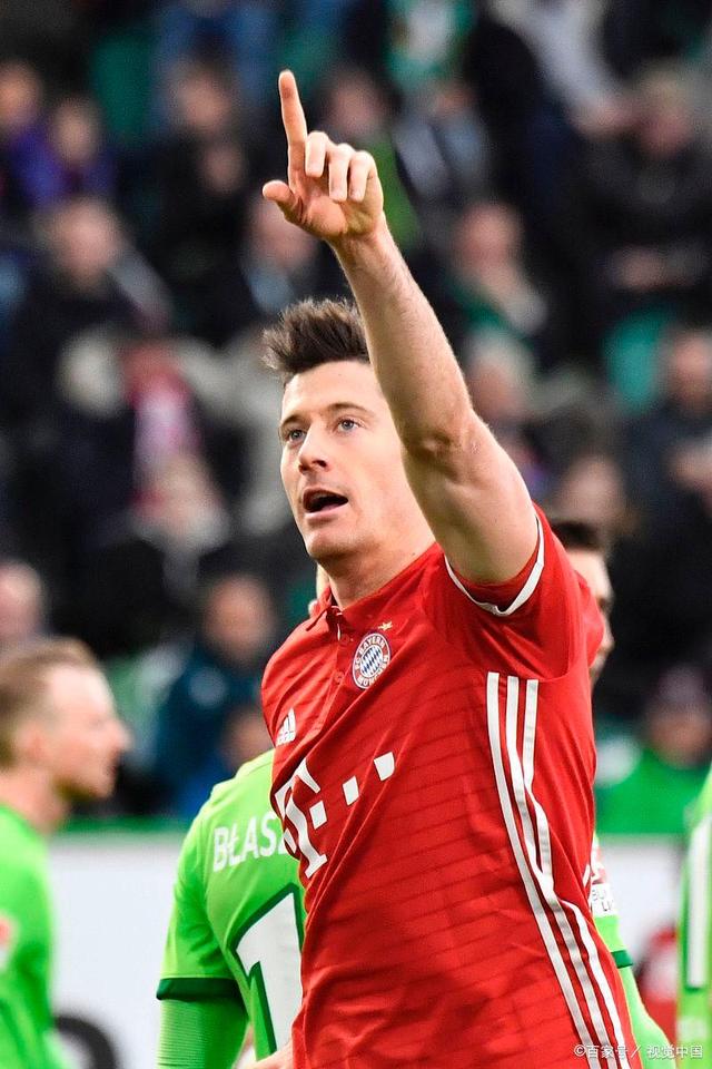 莱万多夫斯基在拜仁比赛中突破纪录，问鼎冠军引发热议！的简单介绍